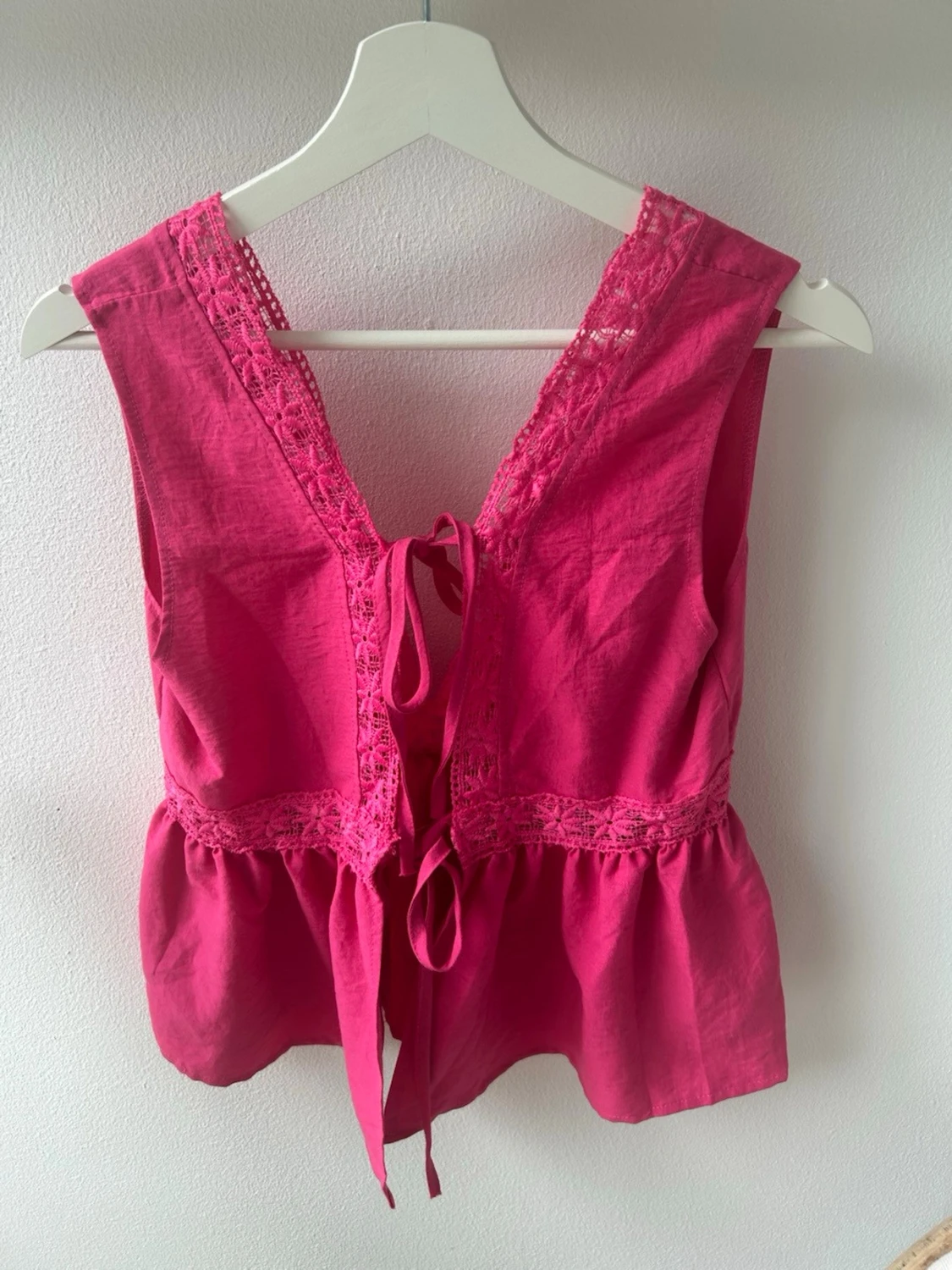 Rosa ärmlös blus med spetsdetaljer - 2