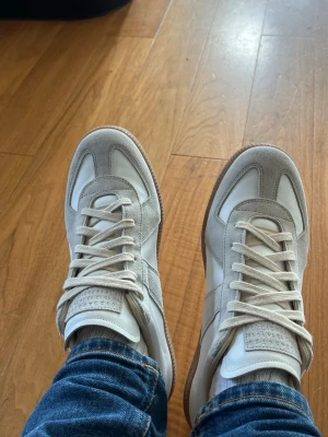 Maison margiela - Maison Margiela sneakers 👟🤍 Storlek 43📏 Vita med snygga mockadetaljer ✨ Fint skick med lätta användningsspår. Stilrena och tidlösa – passar till allt 🔥