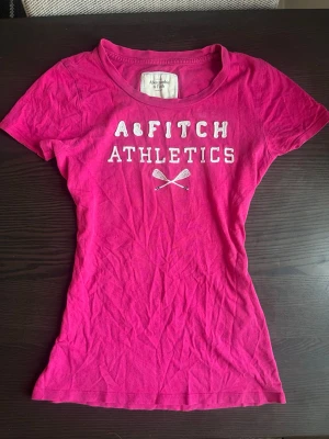 Rosa t-shirt Abercrombie & Fitch - Jättefint rosa t-shirt från Abercrombie & Fitch i storlek S 