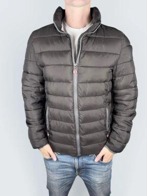 Colmar Jacka - Skick: 8/10. | Ingår: endast jackan. | Nypris: +- 5000 SEK. | Modellen är 183cm och väger 70kg.