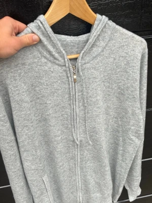 Kashmir/Merino zip hoodie - En ljusgrå Kashmir/Merino zip hoodie i storlek XS! Använd 1 gång, därför nyskick på hoodien! Hör av dig vid frågor!🌟