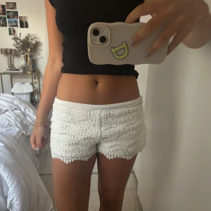 Spetsshorts - Vita spetsshorts så fina och jättesköna Har en maska på baksidan så skriv för bilder