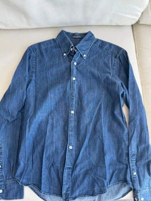 Jeansskjorta Berkeley - Säljer nu en väldigt fin jeans skjorta ifrån det stilrena och proffesionella märket Berkeley. Skjortan är i nyskick, använd 4 gånger. Perfekt nu till hösten! 