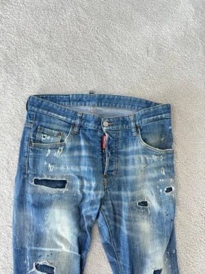 Dsquared2 jeans - Säljer dessa snygga D2 jeans i en vanlig blå jeans färg. Jeansen är i mycket fint skick och finns inget tecken på användning. Modellen är Skinny Dan Jeans. I storlek 48 som motsvarar en S,M. 