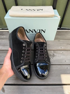 Lanvin - Säljer dessa lanvin dbb1 patent cap toe i svart | väldigt bra skick | storlek 12 eu46 | pris går att diskutera vid snabb och enkel affär | Dustbag och skor medföljer vid köp |