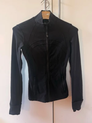  Lululemon define jacket - Använd en gång. Vet inte om det suttit en lapp där bak men isf har den ramlat av