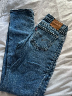 Blå raka Levi's jeans - Klassiska blå Levi's jeans 501 i rak modell. Säljer då de är för små❤️