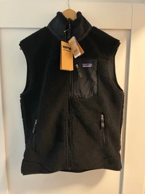 Patagonia Fleeceväst - Svart fleeceväst ifrån patagonia, Mycket bra skick, Strl M, Perfekt inför hösten samt kyligare sommarkvällar. Hör av dig vid frågor/funderingar!😊