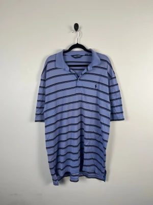 Vintage Polo Golf Ralph Lauren Piké L Lila Randig 100% Pima Cotton Peru HerrVintage Polo Golf Ralph Lauren Piké L Lila Randig 100% Pima Cotton Peru Herr - • Storlek: L • Färg: Ljuslila / lavendel • Passform: Classic Fit  • Krage: Klassisk ribbad pikékrage • Material: 100% bomull  Skick: Plagget är i väldigt fint skick. Eventuella anmärkningar anges alltid tydligt i beskrivningen och visas på bilderna.  Nypris: Cirka 1 300 kr.  📦 Skickas snabbt och packas omsorgsfullt. 💬 Hör gärna av dig om du har frågor eller vill se fler bilder. 🤝 Samfrakt erbjuds vid köp av flera plagg – kika gärna in mina andra annonser! 