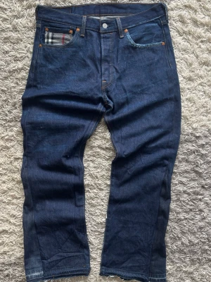 Levi’s Bootcut jeans - Levi’s 501 custom bootcut/flare jeans 👖🔥  Riktigt snygga och unika Levi’s 501 i toppskick. Jag har själv gjort om dem till en bredare bootcut/flare-passform och lagt till extra detaljer med tyg från andra klädesplagg, bland annat vid fickorna. Ett helt unikt par som ingen annan har.  Storlek: W33 L30 Mått: • Midja: 41 cm • Längd: 101 cm • Lår: 29 cm • Benöppning: 25–26 cm  Rekommenderar att utgå från måtten för bästa passform. Skickar samma dag eller dagen efter 📦