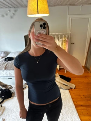 Tshirt  - Snygga tajt tshirt med korta ärmar. Aldrig använd, nyskick.  Kan få tvättad om så önskas. Bara att skriva om ni har några funderingar eller vill ha fler bilder!
