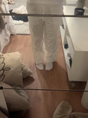 Vita vida linnebyxor med dragsko - Dom är knappt använda💕