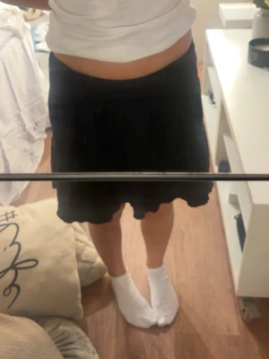 Svart kortkjol med volang - Funkar bra som tub topp oxå💕