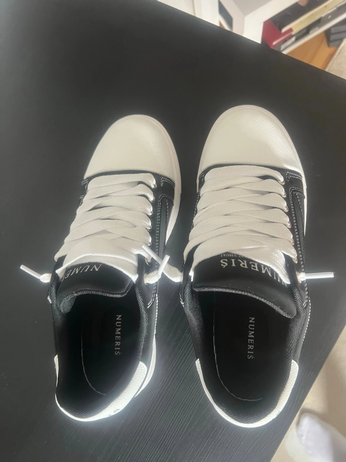 Svarta och vita sneakers från Numeris - 1