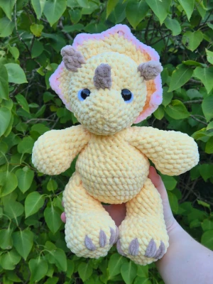 Virkad Dino - Handvirkad jättesöt triceratops dino🦖  Virkad i mjukt chenillegarn.                     ⚠️Obs! Säkerhetsögon rekommenderas ej för barn under 3 år⚠️