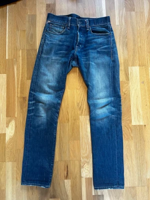 Denim and supply Ralph Lauren jeans fades - Denim and supply Ralph Lauren jeans,personlig favorit bland alla jeans. Riktigt snygga med skön wash, modellen är 180 cm 75 kg och bär 30/32. Inga defekter, mått A: 40 cm, B:99 cm 
