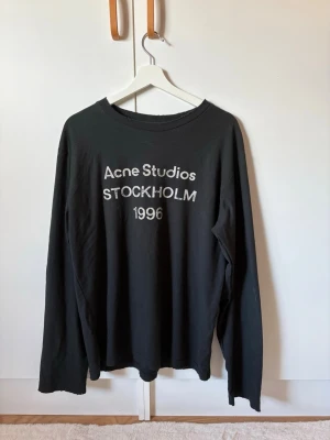 Acne Studios Long Sleeve - Säljer en svart Acne Studios long sleeve. En väldigt trendig tröja just nu som har en ganska stor passform och den säljes därav. Den har inga defekter och är knappt använd. Priset är inte hugget i sten.