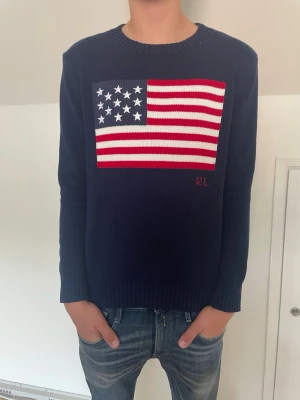 Polo Ralph Lauren stickad tröja   - Finstickad tröja från Ralph Lauren med usa flagga. Inga defekter. Storlek small. Skriv gärna vid minsta fundering. Postar inom 24 timmar!