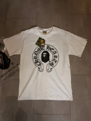 Bape x Chrome Hearts T-shirt - Tee från chrome hearts och bape collab, väldigt bra kvalité. Helt ny, oanvänd med tags. Hör av dig vid fler frågor!