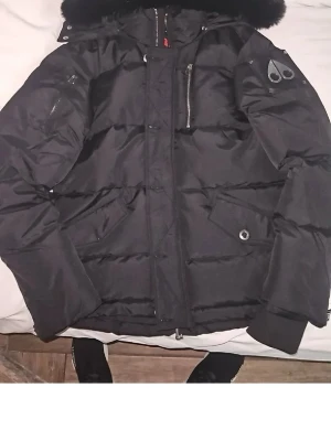 Moose knuckles jacks  - Jätte fin svart jacka perfekt till höst/vintern. Sitter verkligen jätte bra till storlek S/M. Håller värmen ordentligt och fixar verkligen en outfit.