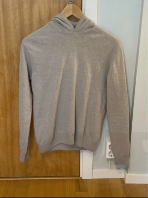 Ull-Kaschmir hoodie - Hej! Jag säljer en huvtröja från märket Oscar Jacobson. Dessvärre råkade jag tvätta den i tvättmaskin istället för att handtvätta den, vilket resulterade i att den krympte till storlek S enligt min uppfattning. Därav säljer jag den. Nypris 1800kr. Tveka inte på att höra av dig om du vill ha mått eller har andra funderingar. Mvh Erik.
