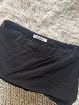 Svart kjol från ALOBHA LABEL - Kjol från ALOBHA Label i storlek M. De har en enkel och klassisk design. Det är inbyggda skorts i🖤