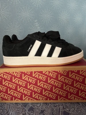 Adidas Campus - Säljer ett par helt nya adidas campus i storlek 41,5. Dem är inte använda pga de är för stora för mig. (Pris kan diskuteras)