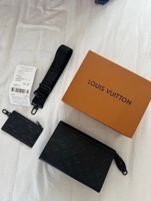 Louis Vuitton väska  - Louis Vuitton gaston Wearable wallet nypris över 14 tusen skick som på bilderna och allt på bilderna medföljs skriv vid funderingar eller fler bilder