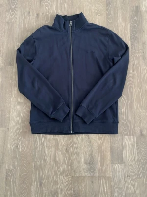 Ziptröja från bondelid - Mörkblå fullzip från bondelid i storlek S, bra skick och inga defekter