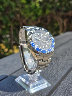 Seiko GMT Batman Mod 39mm 🔵⚫️⌚️ - Helt ny Seiko GMT Batman mod med klassisk blå/svart GMT-bezel 🔵⚫️✨ Boetten är 39 mm och ger en riktigt bra passform på handleden ⌚️ Svart urtavla med GMT-visare, datumvisning med förstoringsglas och stilren länk i rostfritt stål ✅ Batman-färgerna tillsammans med stålet ger klockan en sportig och exklusiv look som passar både till vardags och finare tillfällen 🔥 Custombyggd Seiko mod och alltså inte en fabriksoriginal Seiko-modell. Skickas välpackad 📦 Kontakta gärna vid frågor