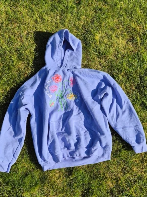 Blå hoodie med blommor - Hoodie från park deli butiken i NYC. Är mjuk o skön