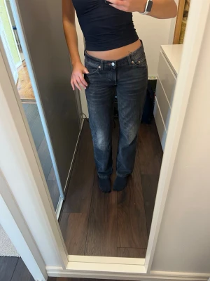Svarta raka jeans weekday - Säljer ett par svarta jeans från weekday i modellen arrow.