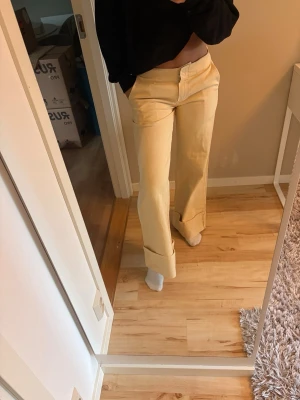 Jeans från Design By Si - Helt nya jeans från Design by Si i färgen butter yellow. Aldrig använda med prislappen kvar. Väldigt fina jeans med låg midja som passar både till vardags men även att klä upp. 