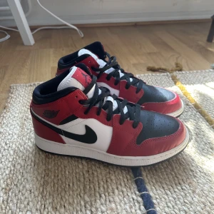 Nike air Jordan 1 mid chicago black toe  - Säljer mina snygga jordans då jag tyvärr inte får nog användning för dem. Har endast använts ett fåtal gånger, därmed i mycket bra skick. Str. 39.  