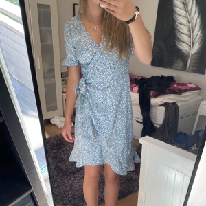 Blå klänning - Säljer denna superfina klänning från only💗 Den är i väldigt bra skick och använd fåtal gånger💕