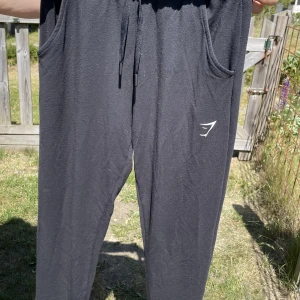 Gymshark byxor  - Ett par sköna och snygga gymshark byxor. De har används flitigt men det finns inga direkta tecken på användning. De har blivit för små för mig, därav ingen bild där man ser hur de sitter. Storleken är XS men funkar minst lika bra till någon med S 