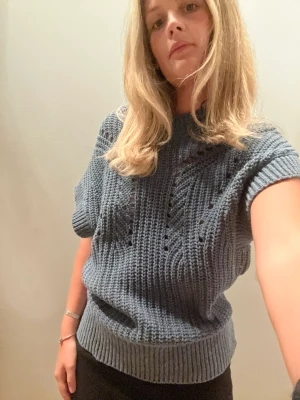 Blå stickad ”t-shirt” - Somrig stickad topp från Lindex, endast använd en gång, perfekt till sommaren🫶Kan mötas upp i Stockholm, annars står köparen för frakt!🤍