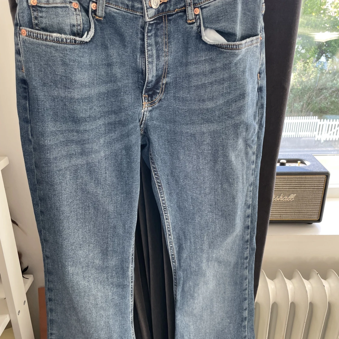 Mörkblåa bootcut jeans midwaist