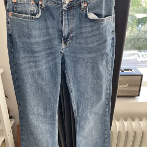 Mörkblåa bootcut jeans midwaist - Mörkblåa bootcutjeans, i princip aldrig använda så i mycket fint skick!
