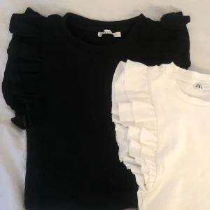 volang topp - Säljer dessa två volang toppar från zara! , båda i ett bra skick. Köp en för 80 eller båda för 140. alltså spara man 20kr😊 