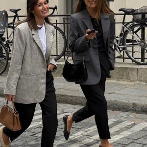 Grå oversized blazer - Säljer min gråa oversized blazer från Nakd. Är knappt använd och i väldigt bra skick. Säljer då den inte kommer till användning.
