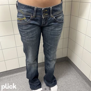 Lågmidjade jeans  - (LÅNADE BILDER) Superfina lågmidjade jeans från Tommy hilfiger!💗 Säljer på grund av att de är för små för mig. Hon på bilden är 158 och de är lite långa så passar en 160. Midjemått 39cm och runt 78! Passar en XS, 32, 34💓💞