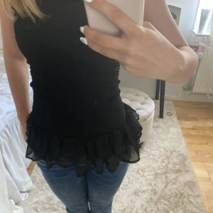 Top/kjol - Nu säljer jag denna fina svarta kjol me lite volang på slutet för att den inte komemr till användning! ❤️‍🔥 den är i storlek xs och är ifrån bikbok. Klicka inte på Köp Direkt! Skicka meddelande istället! 
