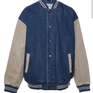 Varsity jacka  - Vintage Lee jeans jacka  Sleeve Length: 27 inch (69cm) Bust: 50 inch (127cm) Length: 28 inch (71cm) Prisförslag mottages 