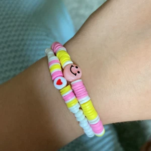 Arband  - Två arband som är väldigt vackera och i bra stik för 25 kr 