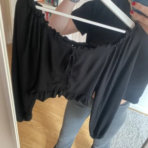 Bikbok blus  - Blus från bikbok i storlek xs. Resor där bak. Säljer då den inte passar mig längre tyvärr 💕