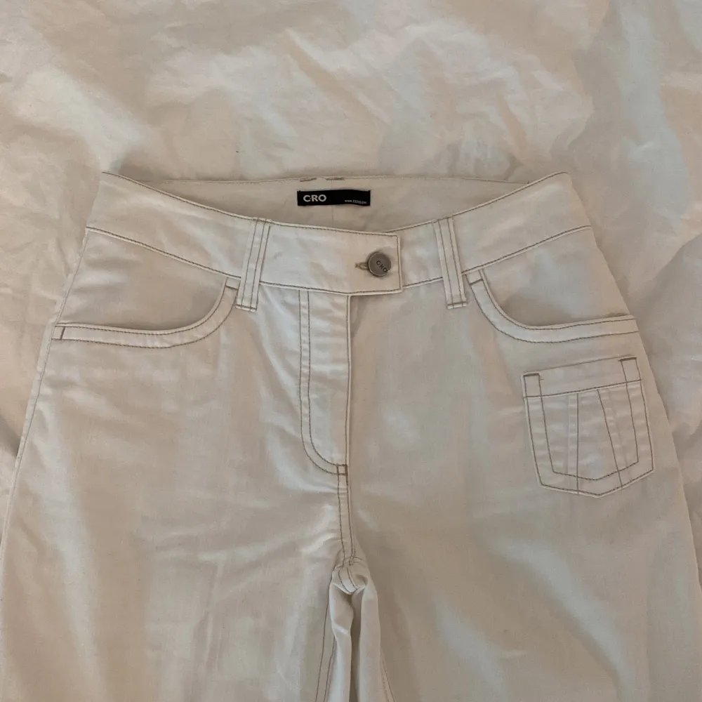 Perfekta vintage, vita, lågmidjade bootcut jeans med unika fickor och andra balla detaljer🤩. Jeans & Byxor.