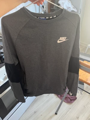 Nike  - Är lite märke på armen 