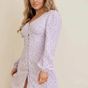 Lila sommarklänning - Säljer nu denna fina somriga klänningen från Nelly.com då den tyvärr inte passar mig. Lila med små blommor på, väldigt lik adoores klänningar! Storlek xs 💗