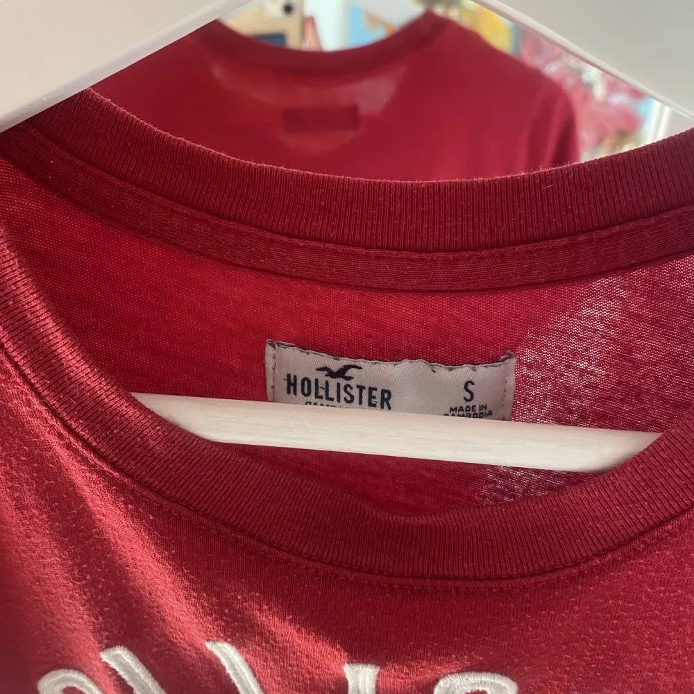 Röd hollister t-shirt i storlek s, nyskick! Snygg med shorts eller jeans i sommar ❤️. T-shirts.